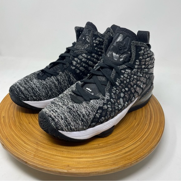 Nike LeBron XVII 17 (GS) 'In The Arena' Black Oreo Kid's Size 8 Women's - Picture 4 of 8